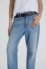 Pantalón de jean celeste, de corte recto y tiro alto.