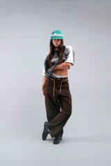 Gorra Scuffers de algodón twill color verde, con diseño estructurado y visera plana. Presenta bordado en relieve del logo en color blanco que envuelve el frente y los laterales.