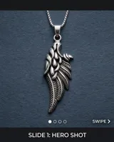 Dije de acero quirúrgico con diseño de ala y detalles de plumas en relieve.