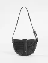 Bandolera negra con efecto croco y hebilla metálica frontal.