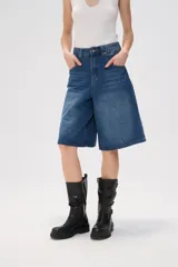 Bermuda de jean azul, corte ancho y tiro medio.