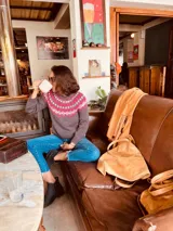 Sweater de punto grueso color gris con guarda pampa en tonos fucsia y blanco en el canesú.