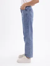 Jean de corte recto con tiro medio, confeccionado en denim azul clásico con acabado de ruedo desflecado.