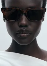 Gafas de sol con marco de diseño cuadrado en estampado carey y cristales oscuros.