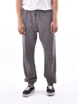 Pantalón deportivo tipo jogging color gris oscuro, con cordón ajustable en la cintura y puños elásticos en los tobillos.