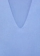 Vestido midi de punto fino con textura acanalada, color celeste, de corte entallado, con cuello en pico y tirantes anchos.