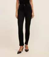 Pantalón de jeans negro, corte slim, con cintura media, trabillas en la cintura, bolsillos delanteros y traseros, y abertura en el ruedo.