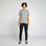 Pantalón de jean negro, corte slim fit, con bolsillos delanteros y traseros.