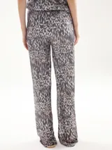 Pantalón largo de lentejuelas con estampado de leopardo.