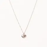 Colgante plateado con dije en forma de concha marina, con un pequeño cristal brillante en la parte superior.