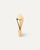 Anillo dorado con superficie plana en forma de pera.