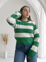 Sweater de punto a rayas horizontales anchas, color verde y blanco, con cuello redondo y mangas largas.