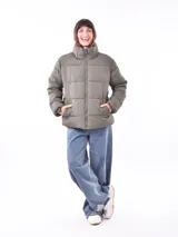 Campera puffer color borgoña con cierre frontal y bolsillos laterales.