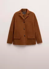 Blazer de gamuza color marrón con cierre frontal de botones, bolsillos con solapa y cuello clásico.
