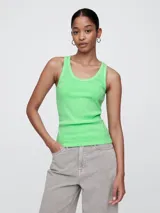 Musculosa de tejido rib color verde neón, con cuello redondo y diseño ajustado al cuerpo.