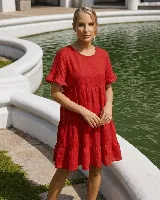 Vestido corto de lino, color rojo, con cuello redondo, mangas cortas con volados y diseño escalonado en la falda.