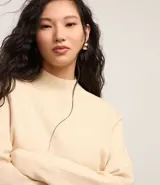 Blusa de punto de la marca Cortelle, con cuello alto y mangas largas. Confeccionada en una mezcla de viscosa y poliamida, presenta una textura suave y un diseño básico versátil.