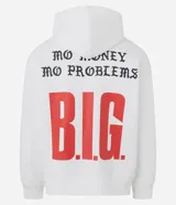 Hoodie blanco con capucha y cordones ajustables, confeccionado en algodón con felpa interior. Presenta estampado frontal con la palabra 'BROOKLYN' en color rojo, un parche circular con la imagen de Notorious B.I.G. y una firma bordada. Cuenta con bolsillo canguro y puños ajustados.