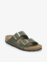 Sandalias Birkenstock Arizona color verde oliva, con dos correas ajustables con hebillas metálicas doradas y plantilla anatómica de corcho y látex.