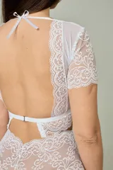Conjunto de lencería blanco compuesto por un corpiño corto con mangas cortas y detalles de encaje floral en el escote y bajo busto, y una bombacha hipster tiro alto completamente de encaje.