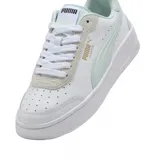 Championes Puma modelo CA Match Court, de diseño urbano con base blanca y detalles en color verde menta. Presentan una silueta clásica de corte bajo con perforaciones laterales para ventilación, logo de la marca en dorado y suela de plataforma.