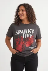 Remera gris oscuro de manga corta con cuello redondo y diseño gráfico estampado en el frente que incluye texto en blanco y fresas en tono rojo.