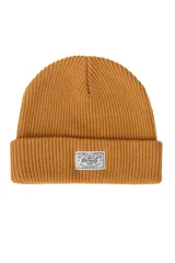 Gorro de lana mostaza con etiqueta bordada de la marca Denali.