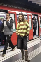 Sweater de tejido de punto con cuello redondo y mangas largas, de corte holgado, con rayas horizontales anchas en tonos marrón y morado.