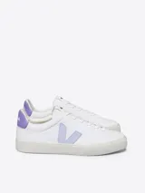 Zapatillas Veja Campo de lona blanca con logo lateral en forma de "V" color lila y refuerzo trasero al tono.