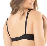 Soutien tipo bralette color beige, sin aro y sin relleno, con copas triangulares y breteles finos. Incluye elástico personalizado con la marca Del Rio.