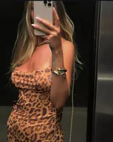 Vestido largo ajustado de microtul elastizado, con estampado de leopardo en tonos marrón y negro. Presenta escote drapeado tipo cowl neck y tirantes finos ajustables.