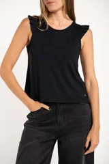 Remera negra de viscosa y elastano, con cuello redondo y mangas cortas con volados. Tiene un corte holgado y un pequeño detalle metálico dorado en el bajo.