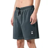 Boardshort de baño de corte holgado, color gris verdoso oscuro, con cintura elástica y cordón de ajuste negro. Presenta costuras blancas visibles y un pequeño parche cuadrado con el logo de la marca Former en la parte inferior del muslo derecho.