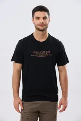 Remera azul de manga corta y cuello redondo, con texto bordado en el pecho.