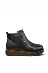 Bota corta de cuero sintético color negro, con suela track y detalles de strass en la costura lateral.
