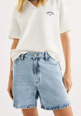 Short de jean azul de tiro alto con bolsillos delanteros y traseros.