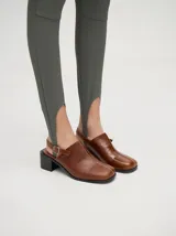 Zuecos clásicos color beige, hechos 100% en cuero vacuno wax y charol, con taco de madera de 5cm de altura y correa trasera ajustable.