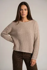 Sweater de punto texturado con acabado brillante, cuello redondo y mangas largas. Presenta un diseño de tejido calado vertical y corte holgado.