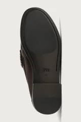 Mocasín de vestir para hombre en color marrón oscuro, con diseño clásico de antifaz en el empeine, detalle fruncido en la parte delantera y suela con ligero tacón.