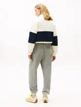 Pantalón de jogging gris de felpa, de corte relajado, con cintura elástica, bolsillos laterales y logo bordado en la pierna.
