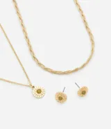 Conjunto de collar y aros dorados con dije redondo con diseño de sol y centro verde. El collar es doble, con una cadena fina y otra trenzada.