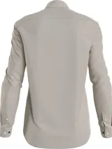 Camisa de manga larga color blanco hueso, de corte slim, con cuello tradicional y cierre frontal de botones.