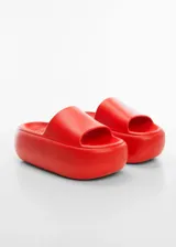 Sandalia tipo slide con plataforma alta, diseño minimalista y acabado liso en color rojo.