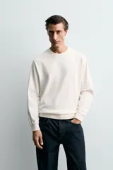 Sudadera de corte regular fit confeccionada en algodón con efecto lavado. Presenta cuello redondo, manga larga y terminaciones en rib.