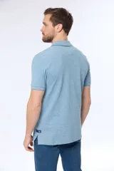 Remera polo lisa de piqué en color celeste, con cuello camisero, cierre frontal con botones y manga corta.