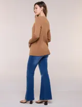Cardigan de punto acanalado color verde, con bolsillos simulados y ribetes en contraste blanco en la apertura frontal, puños y bolsillos, de manga larga y diseño abierto.