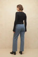 Sweater negro de tejido de punto con escote cruzado en V y mangas largas acampanadas.