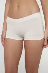 Boxer de tiro medio confeccionado en microfibra sin costuras, diseñado para ofrecer comodidad y un ajuste invisible bajo la ropa.