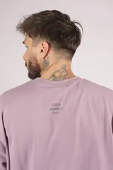 Remera de manga corta, corte oversize, color gris oscuro con efecto lavado o acid wash.