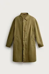 Parka relaxed fit confeccionada en denim de algodón color verde militar, con cuello solapa, bolsillos de vivo en la cadera y cierre frontal con cremallera oculta por solapa con botones a presión.